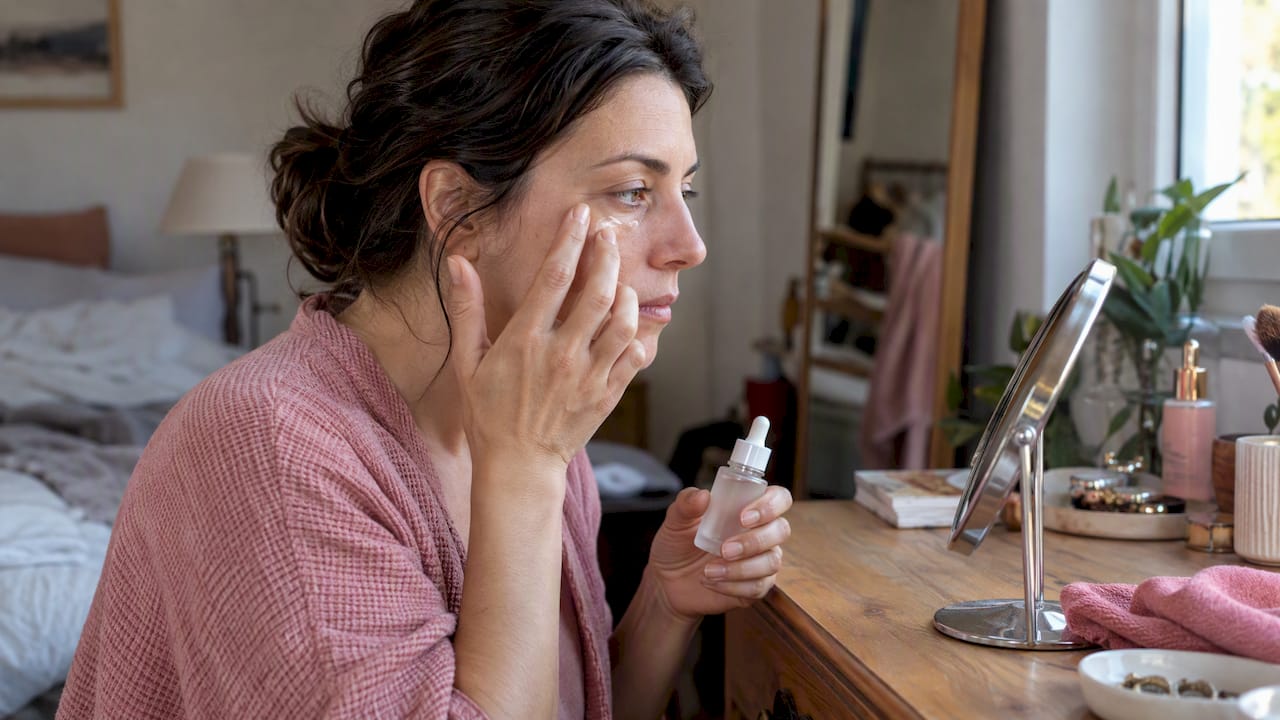 Γυναίκα απλώνει ορό με πεπτίδια κάτω από τα μάτια της